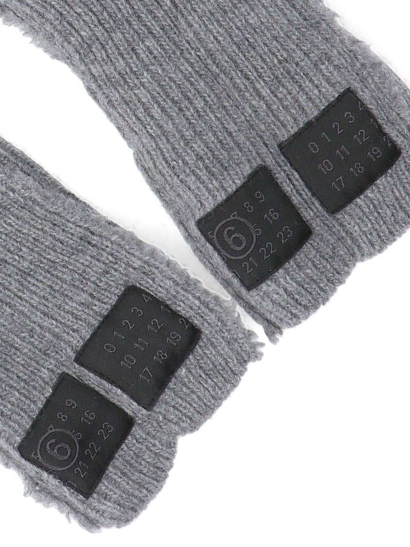 Maison Margiela Sleek Minimalist Grey Gloves With Fitted Silhouette Grijs
