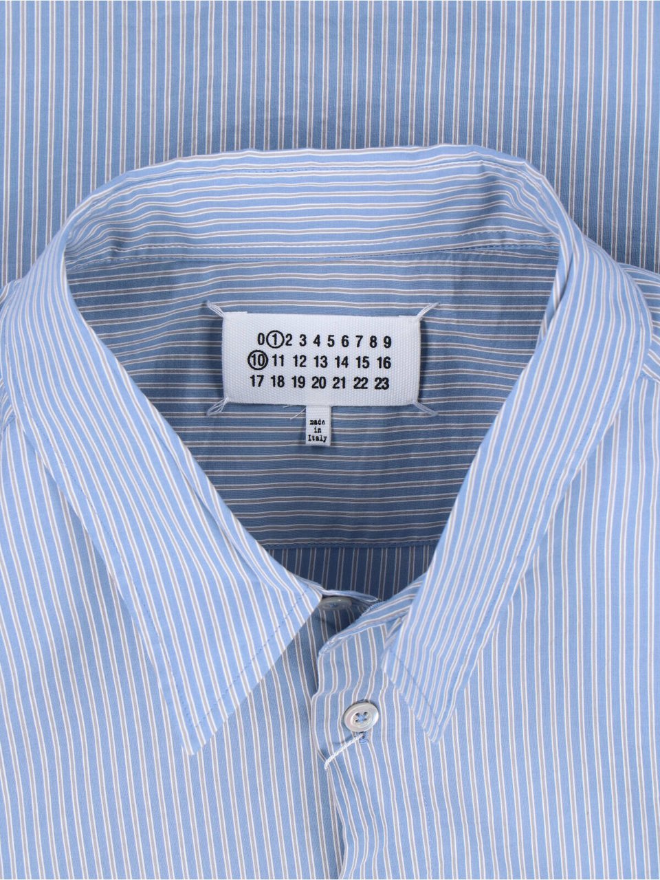 Maison Margiela Sophisticated Blue Shirt with Classic Collar Blauw