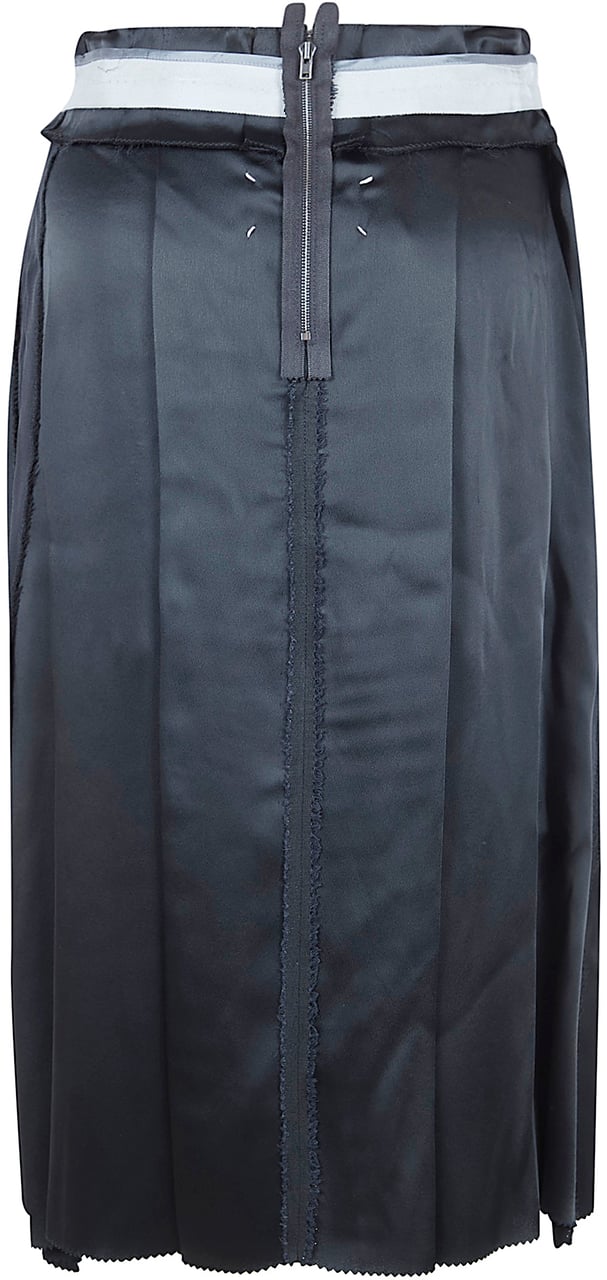 Maison Margiela Pleated Skirt with Raw-Cut Hem Zwart