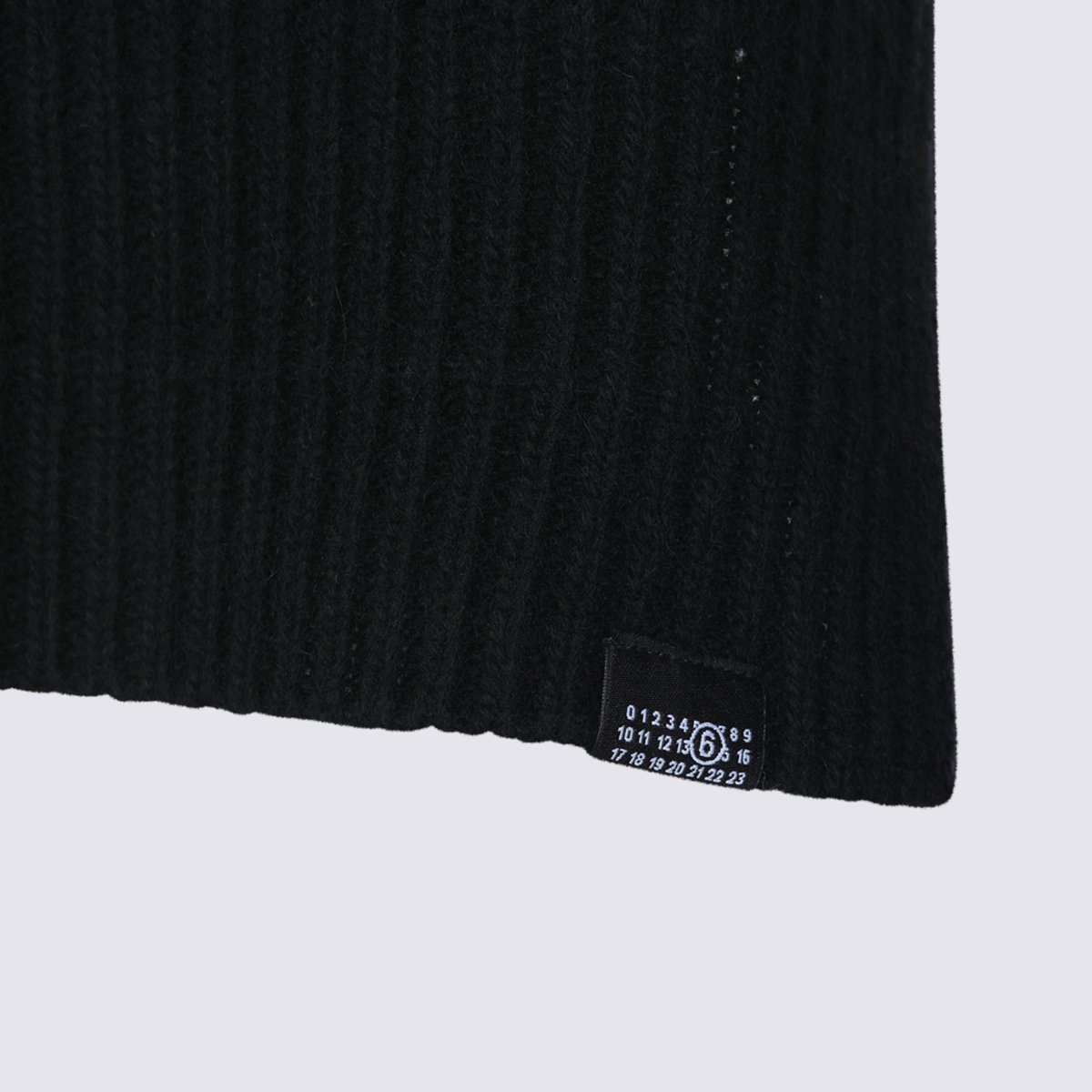 Maison Margiela Sleeveless Knitted Turtleneck With Boxy Fit And Front Zipper Zwart