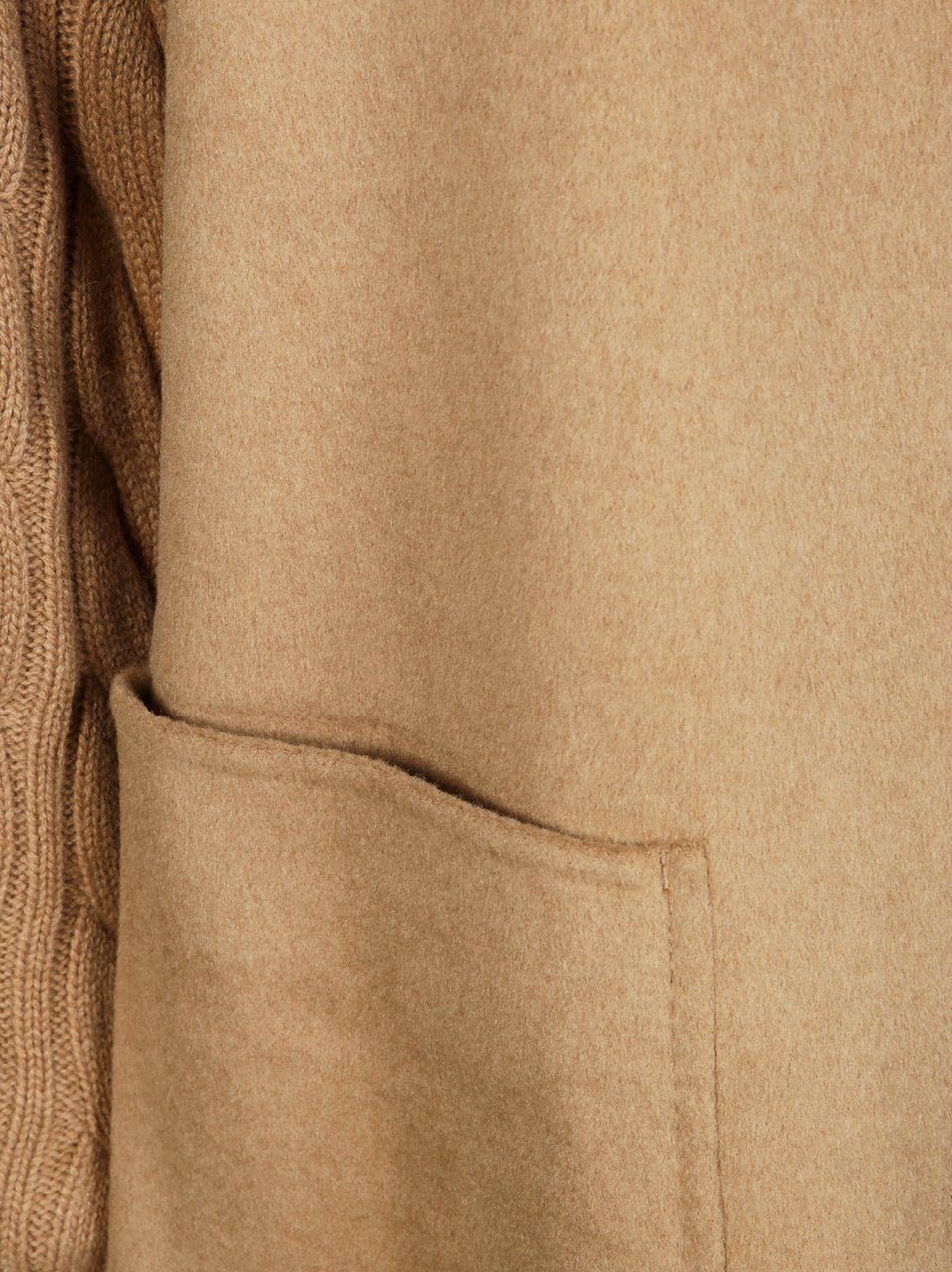 Max Mara Textured Cable Knit Jacket with Classic Collar and Button Closure Neutraal