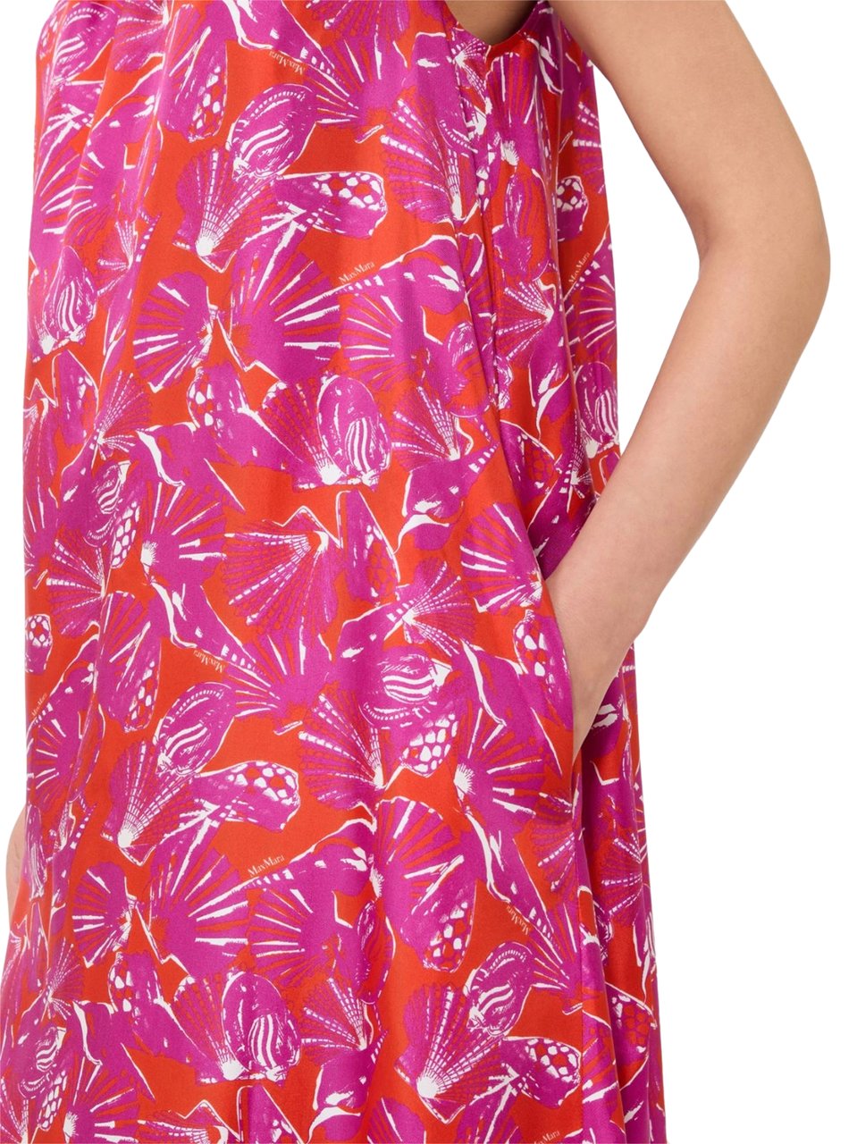 Max Mara Long Flowing Silk Maxi Dress with Ruffled Collar Roze
