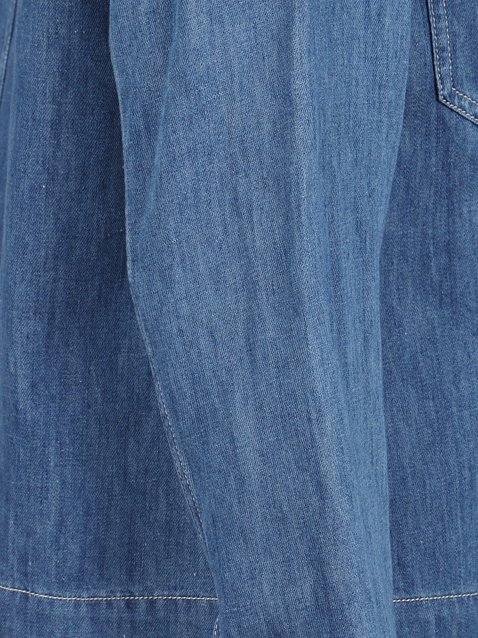 Max Mara Cropped Denim Jacket with Classic Collar and Buttoned Cuffs Blauw