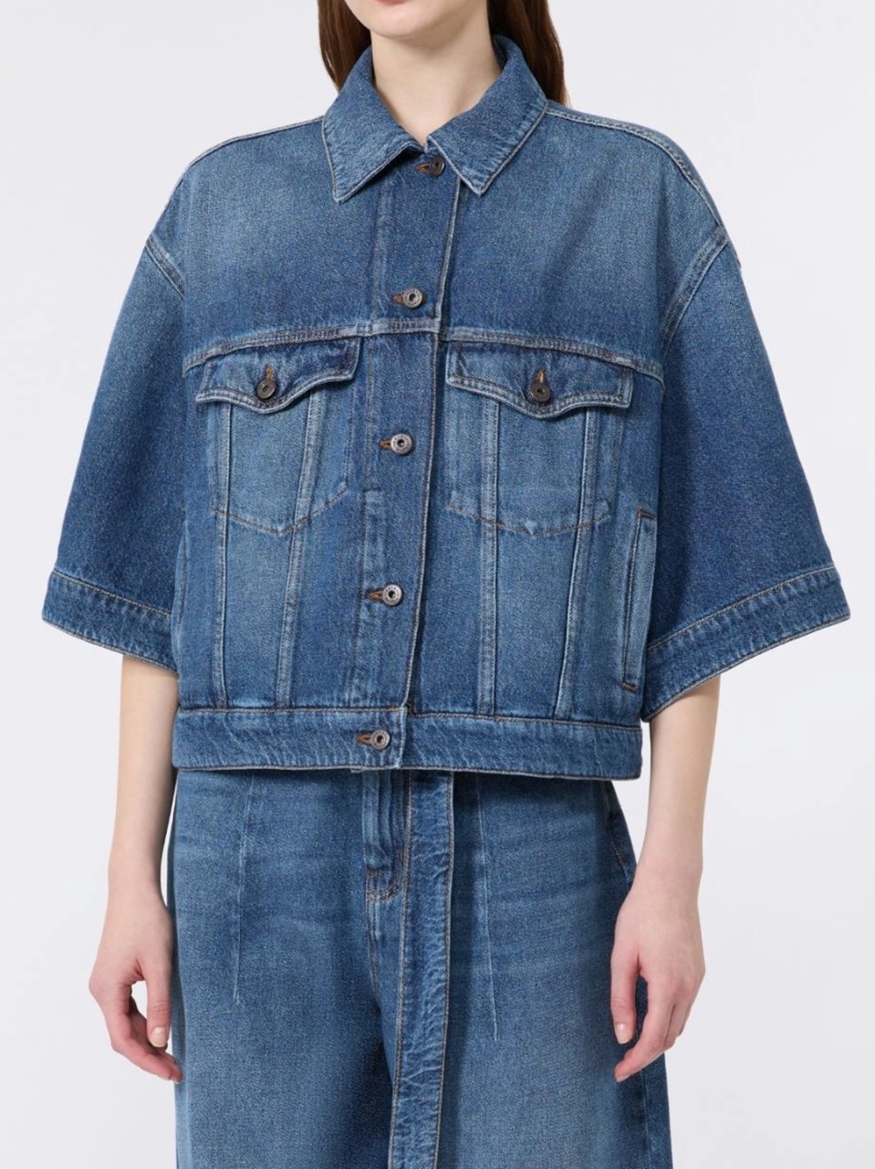 Max Mara Boxy Cropped Denim Jacket with Flap Pockets and Seam Detailing Blauw