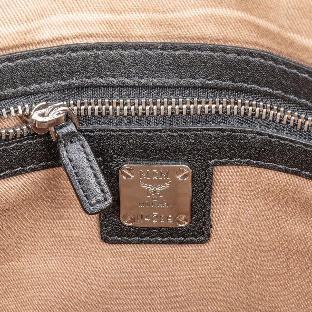 MCM Monogram Metallic Visetos Zoo Clutch Zilver