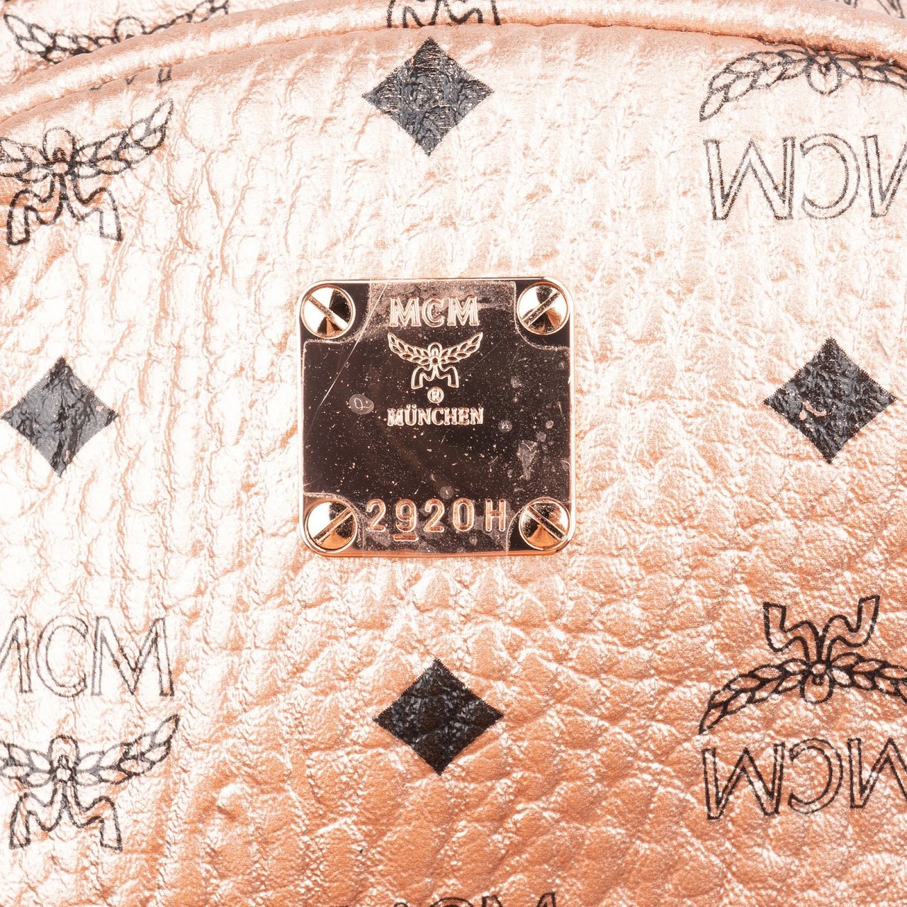 MCM Monogram Metallic Visetos Small Stark 2 in 1 Backpack Roze
