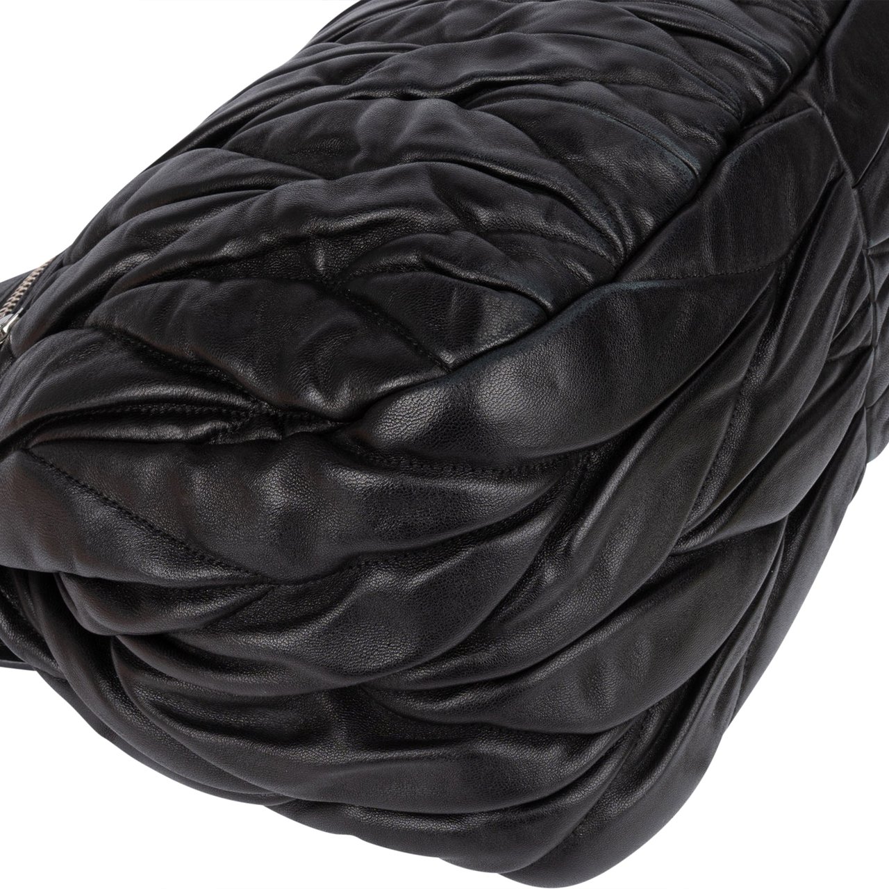 Miu Miu Miu Miu Matelassé Quilted Leather Shoulder Bag Zwart