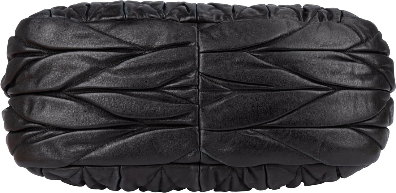 Miu Miu Miu Miu Matelassé Quilted Leather Shoulder Bag Zwart