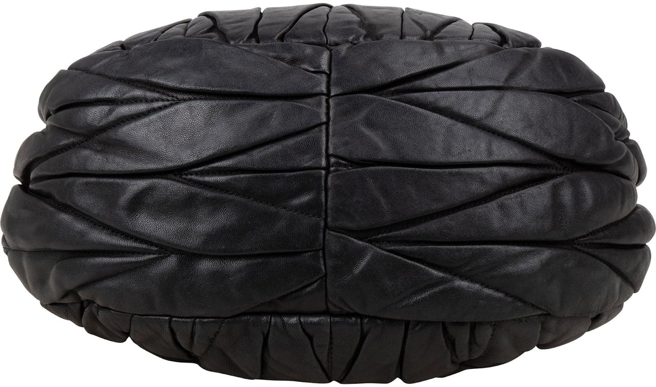 Miu Miu Miu Miu Matelassé Nappa Leather Handbag Zwart