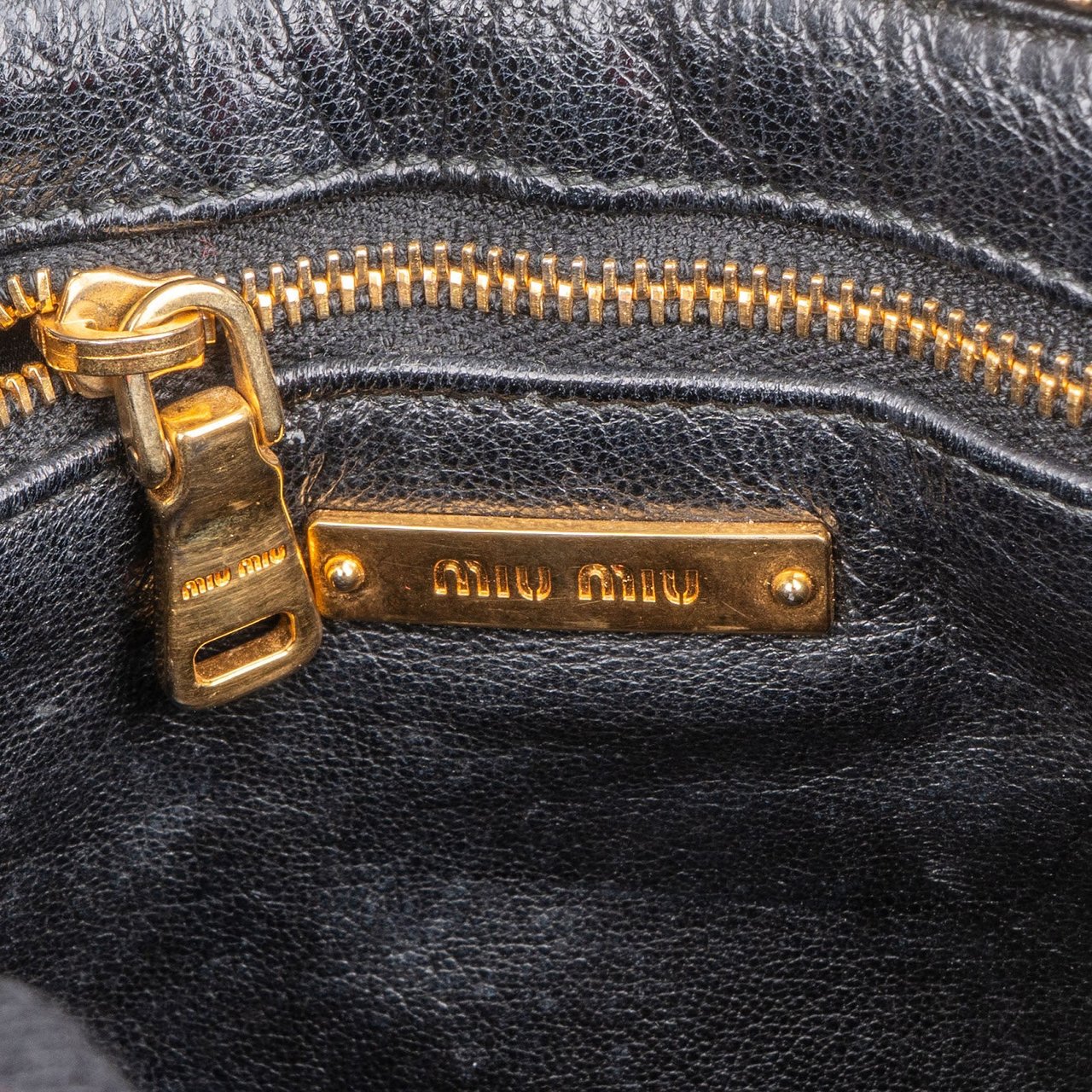 Miu Miu Miu Miu Quilted Leather Eyelet Crossbody Bag Zwart