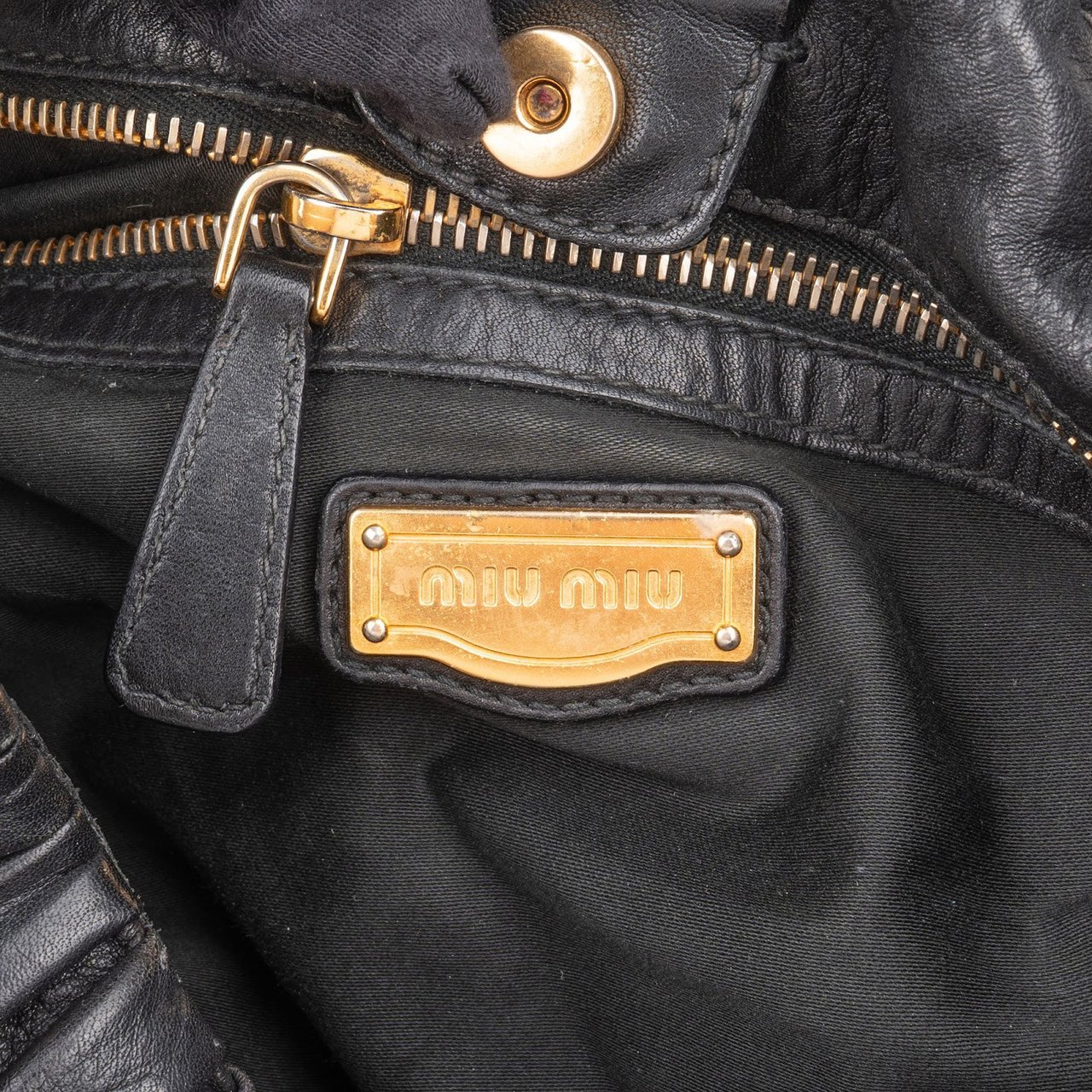 Miu Miu Miu Miu Nappa Leather Studded Hobo Handbag Zwart