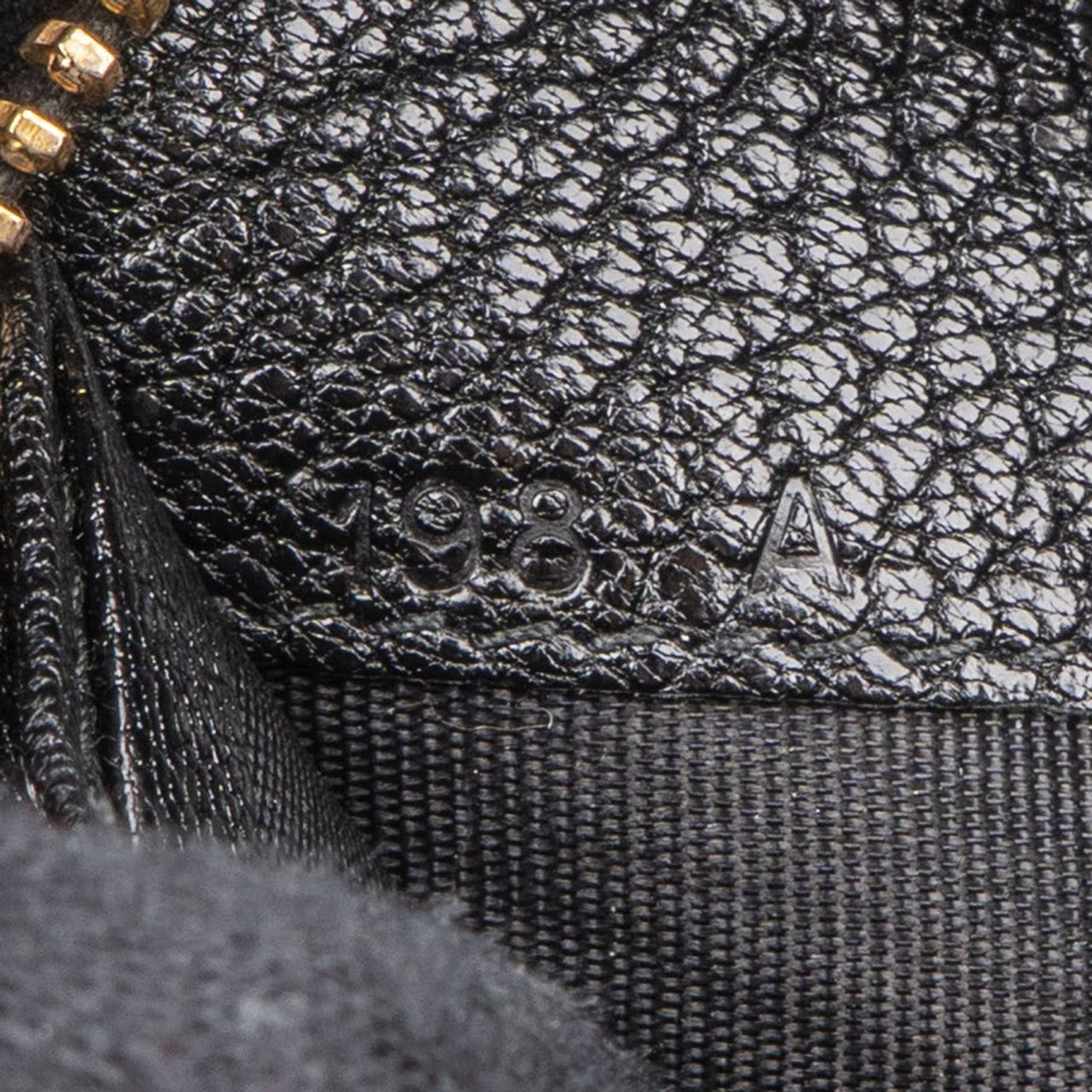Miu Miu Black Leather Zip Around Wallet Zwart