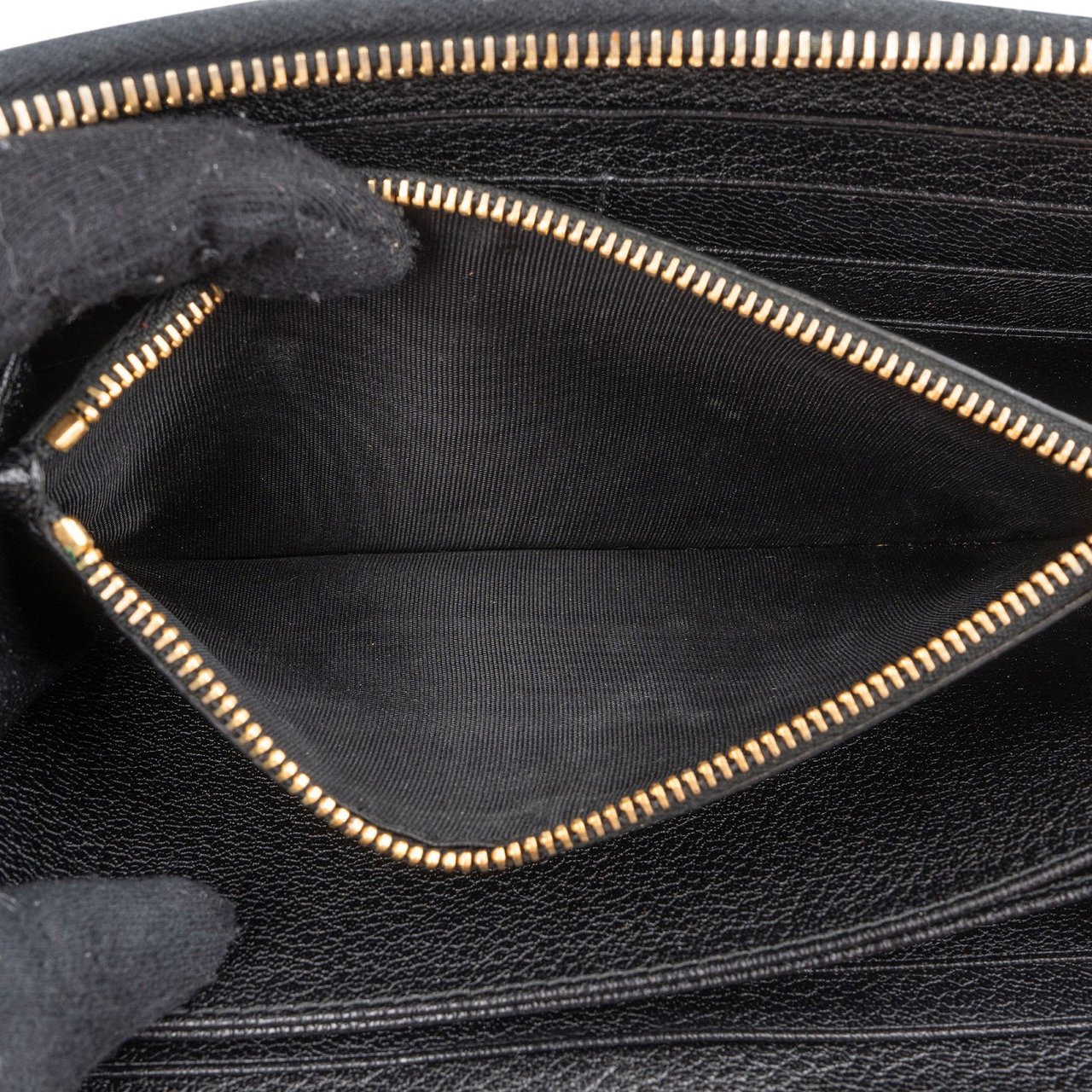 Miu Miu Black Leather Zip Around Wallet Zwart