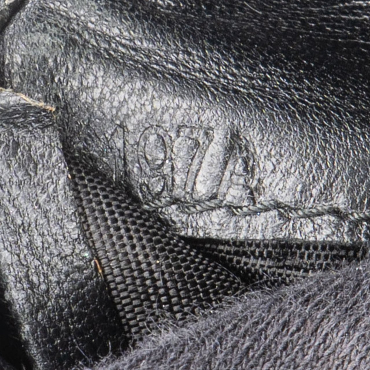 Miu Miu Miu Miu Quilted Leather Crystal Wallet Zwart