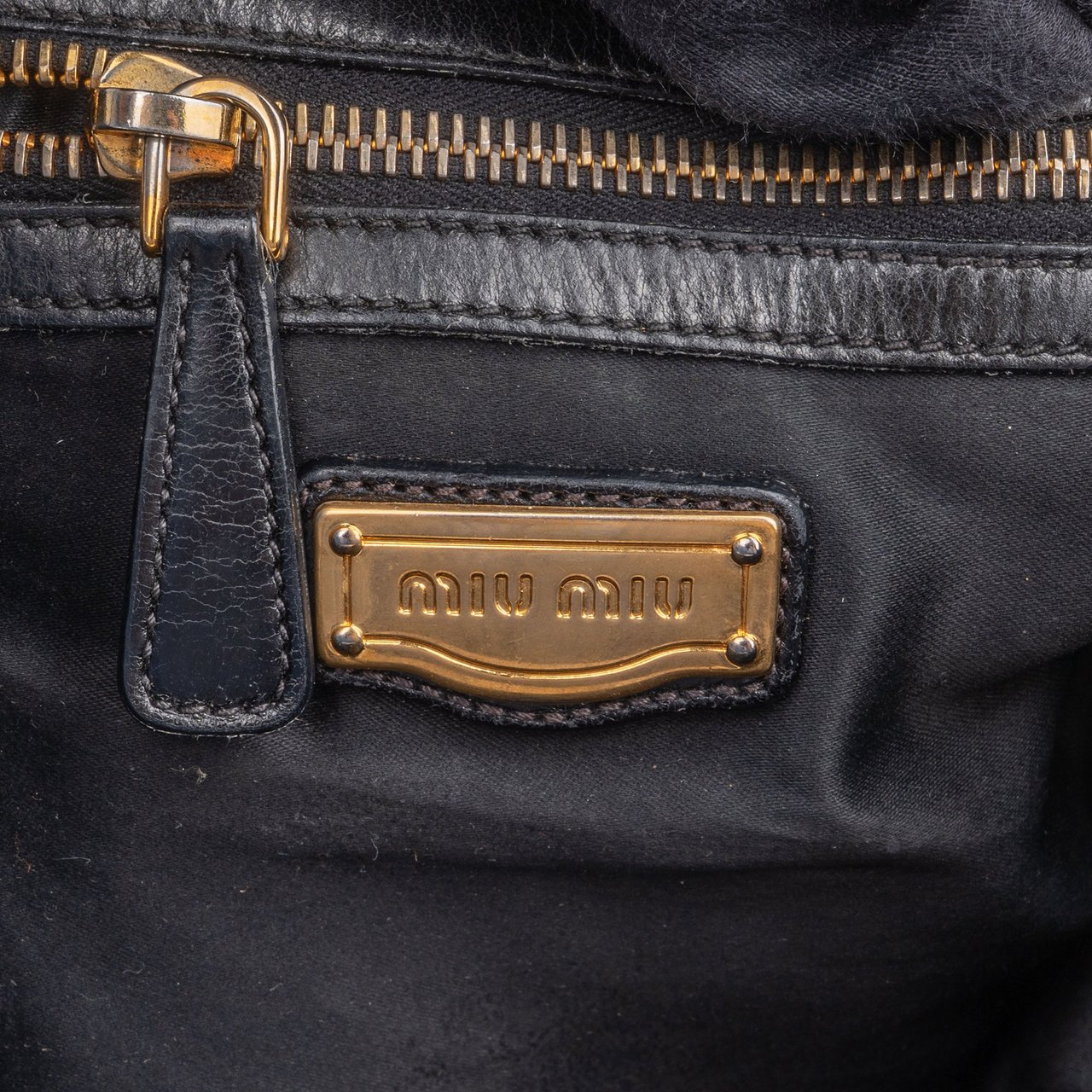 Miu Miu Miu Miu Quilted Leather City Handbag Zwart