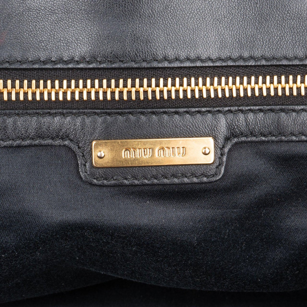 Miu Miu Miu Miu Quilted Leather Matelasse City Handbag Zwart