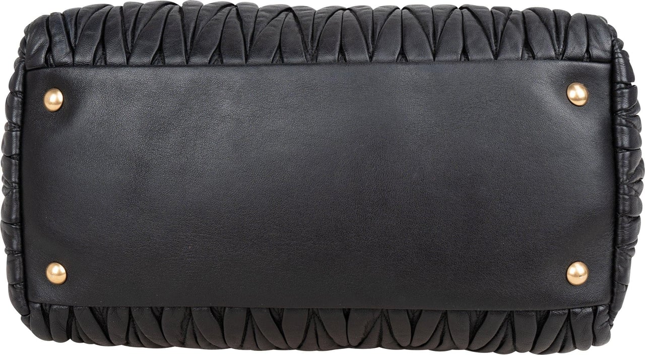 Miu Miu Miu Miu Quilted Leather Matelasse City Handbag Zwart