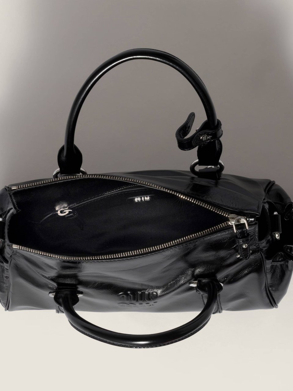 Miu Miu Black Patent Leather Drawstring Shoulder Bag Zwart