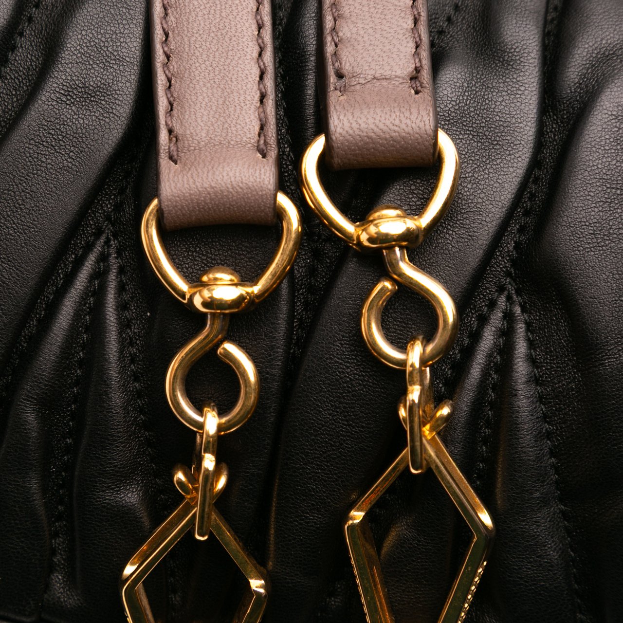 Miu Miu Matelasse Leather Turnlock Tote Zwart