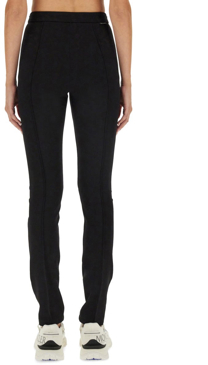 Moncler Slim Fit Pants with Subtle Logo Detail Zwart
