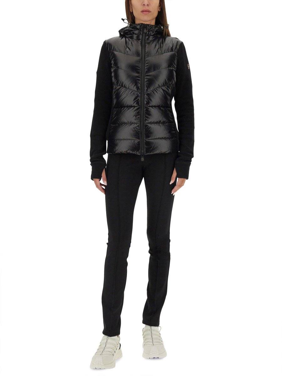 Moncler Slim Fit Pants with Subtle Logo Detail Zwart