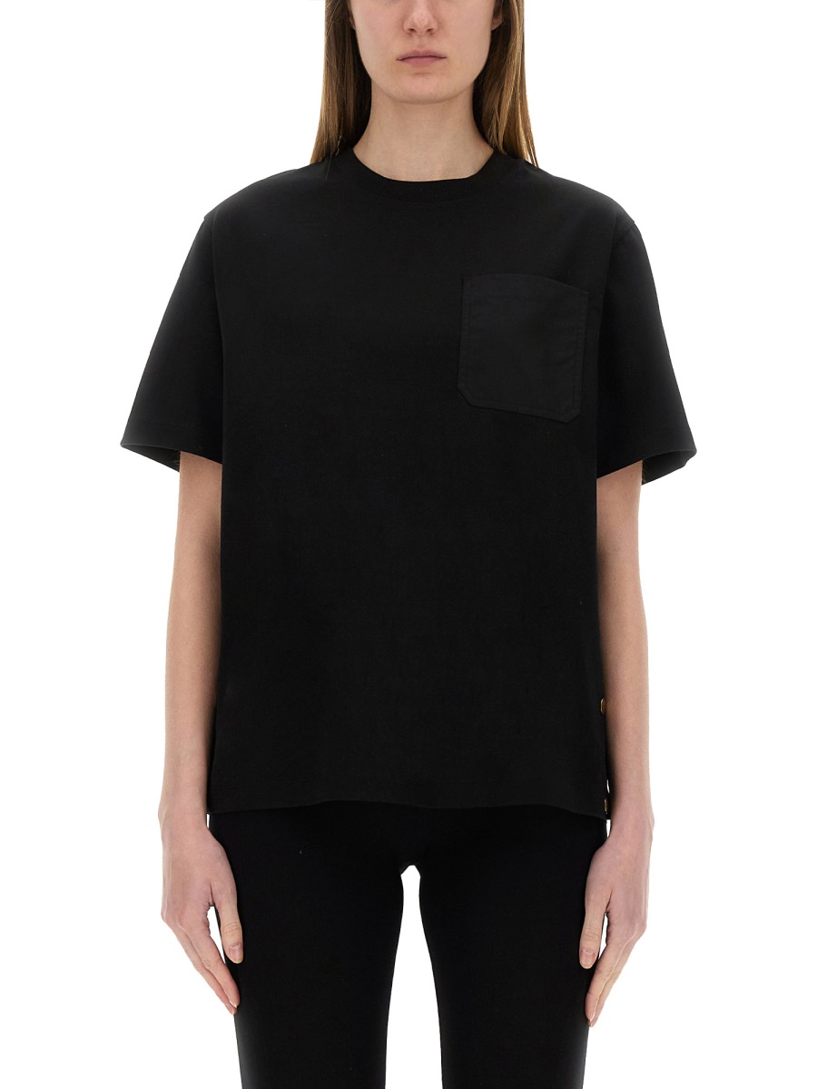 Moncler T-Shirt with Side Button Detail in Soft Cotton Zwart