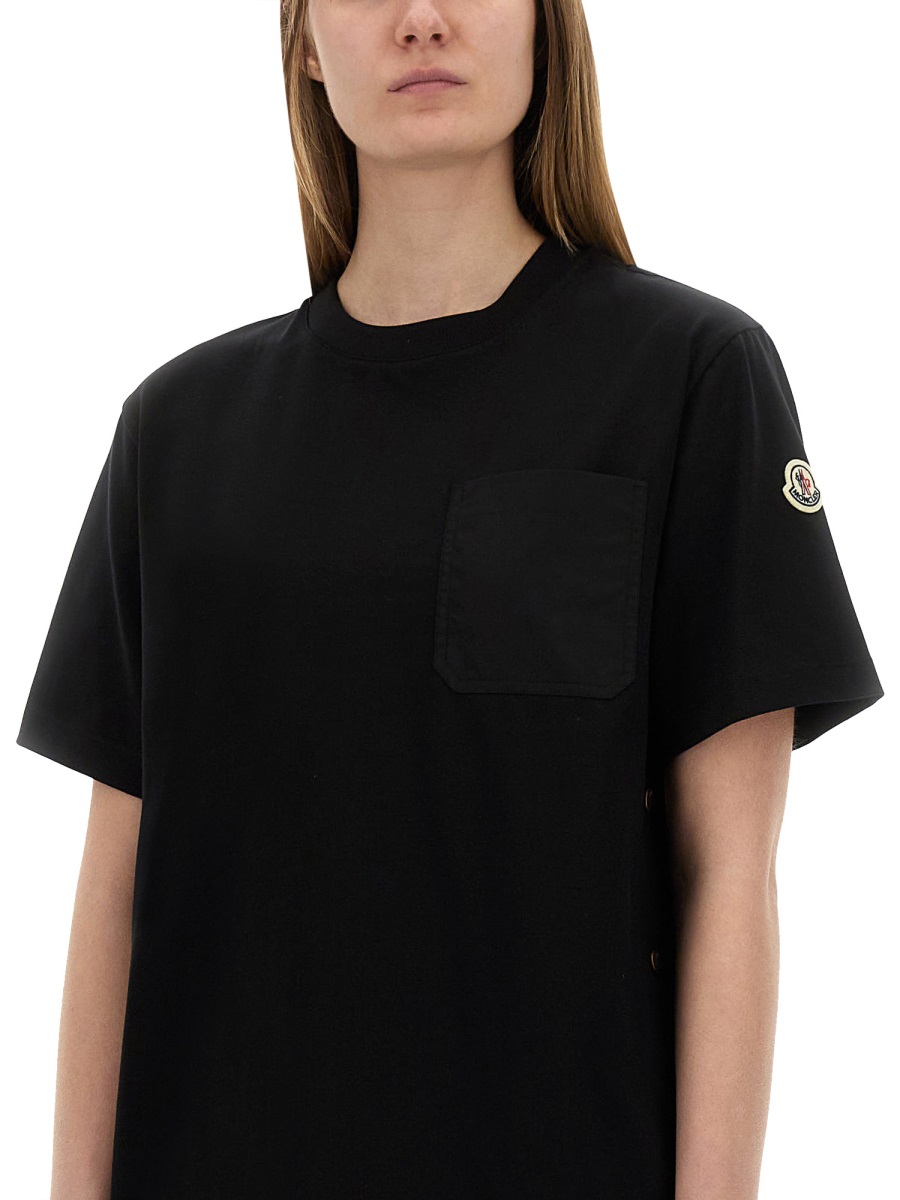 Moncler T-Shirt with Side Button Detail in Soft Cotton Zwart