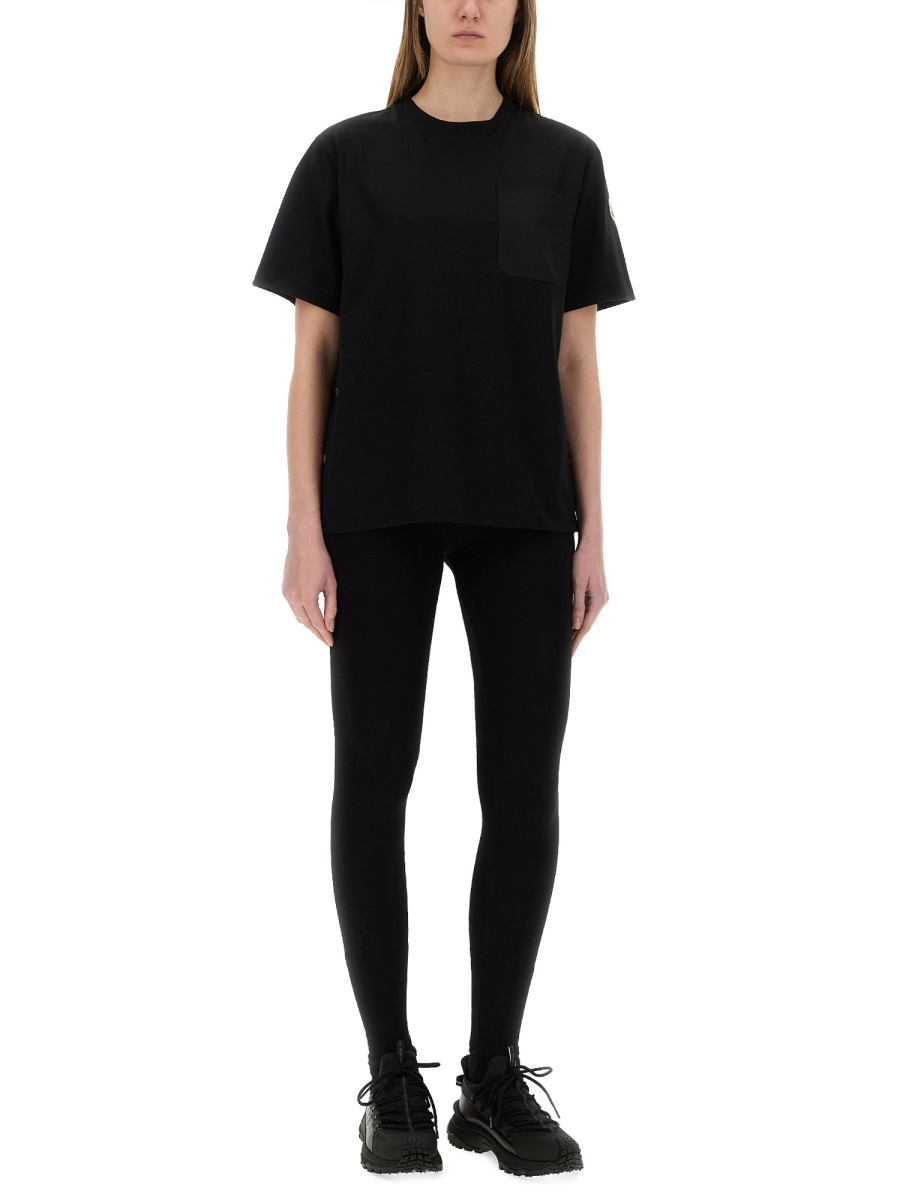Moncler T-Shirt with Side Button Detail in Soft Cotton Zwart