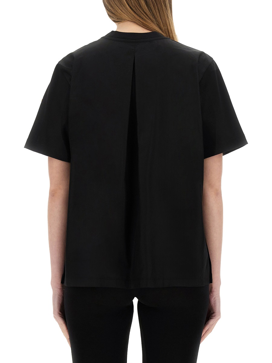 Moncler T-Shirt with Side Button Detail in Soft Cotton Zwart
