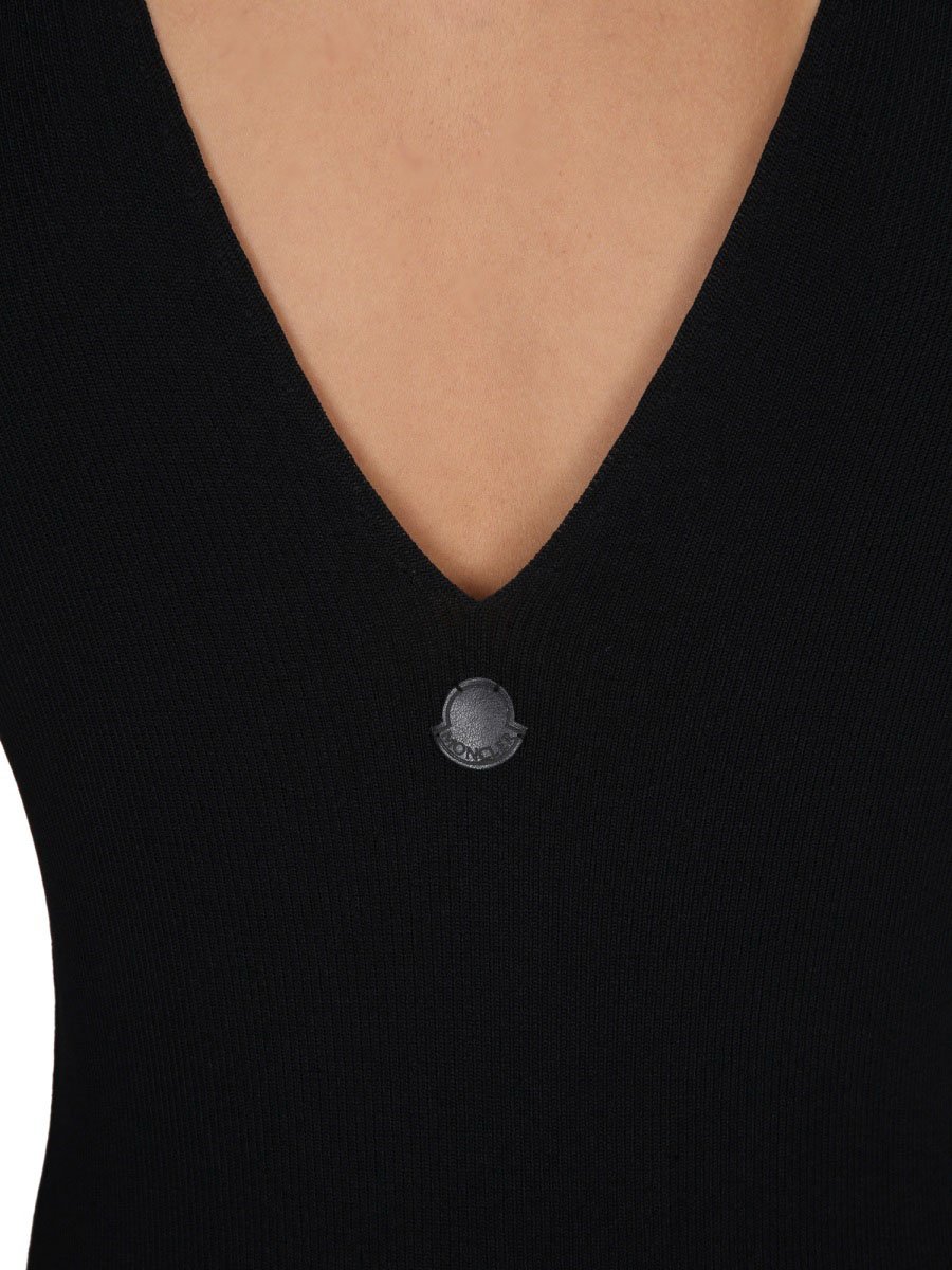 Moncler V-Neck Knit Dress with Moncler Logo Detail Zwart