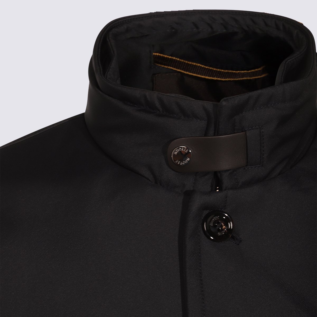 Moorer Tailored Black Minimalist Coat With High Collar And Button Closure Zwart