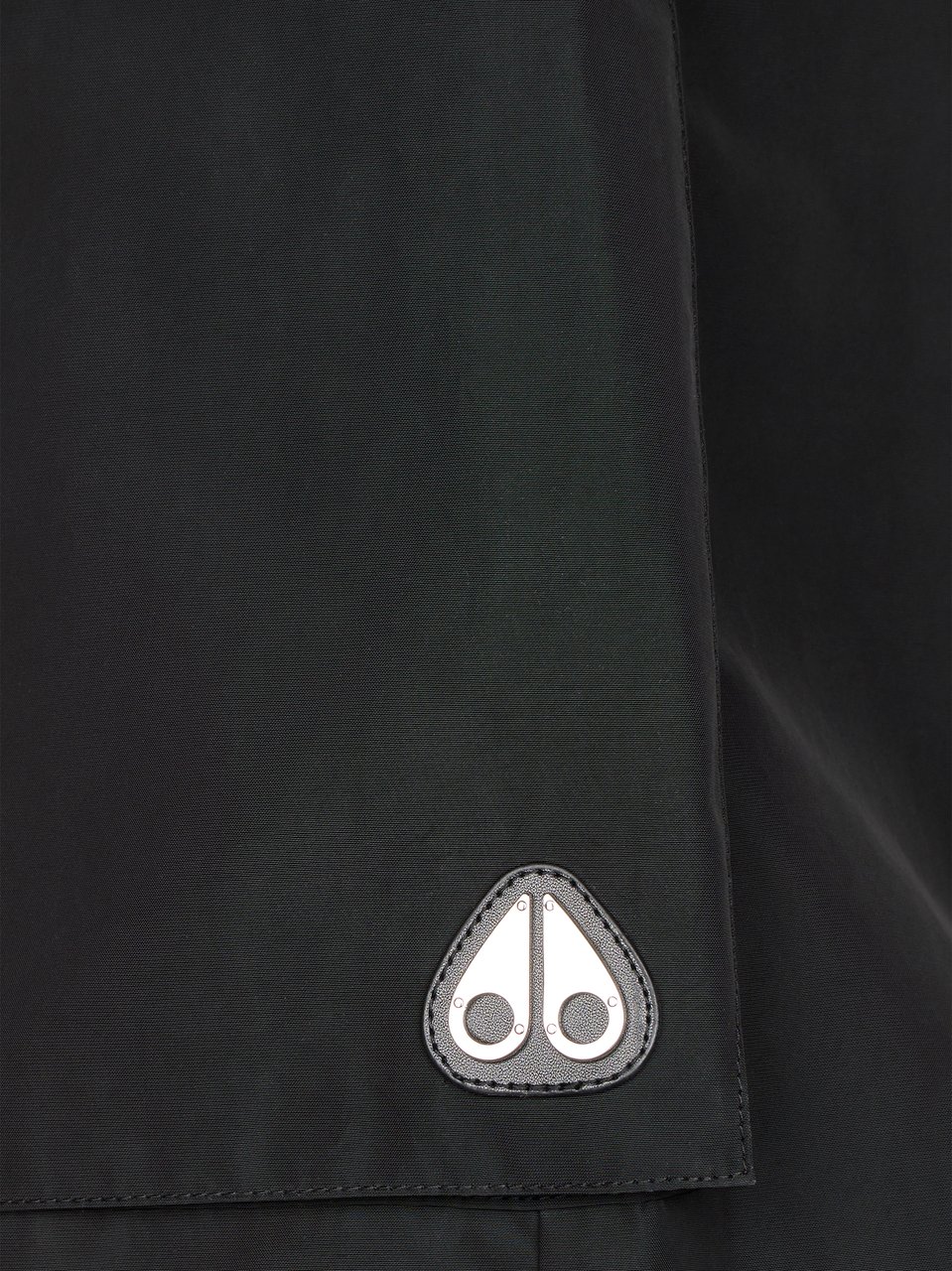 Moose Knuckles Mid-Thigh Black Shorts with Flap Pockets Zwart