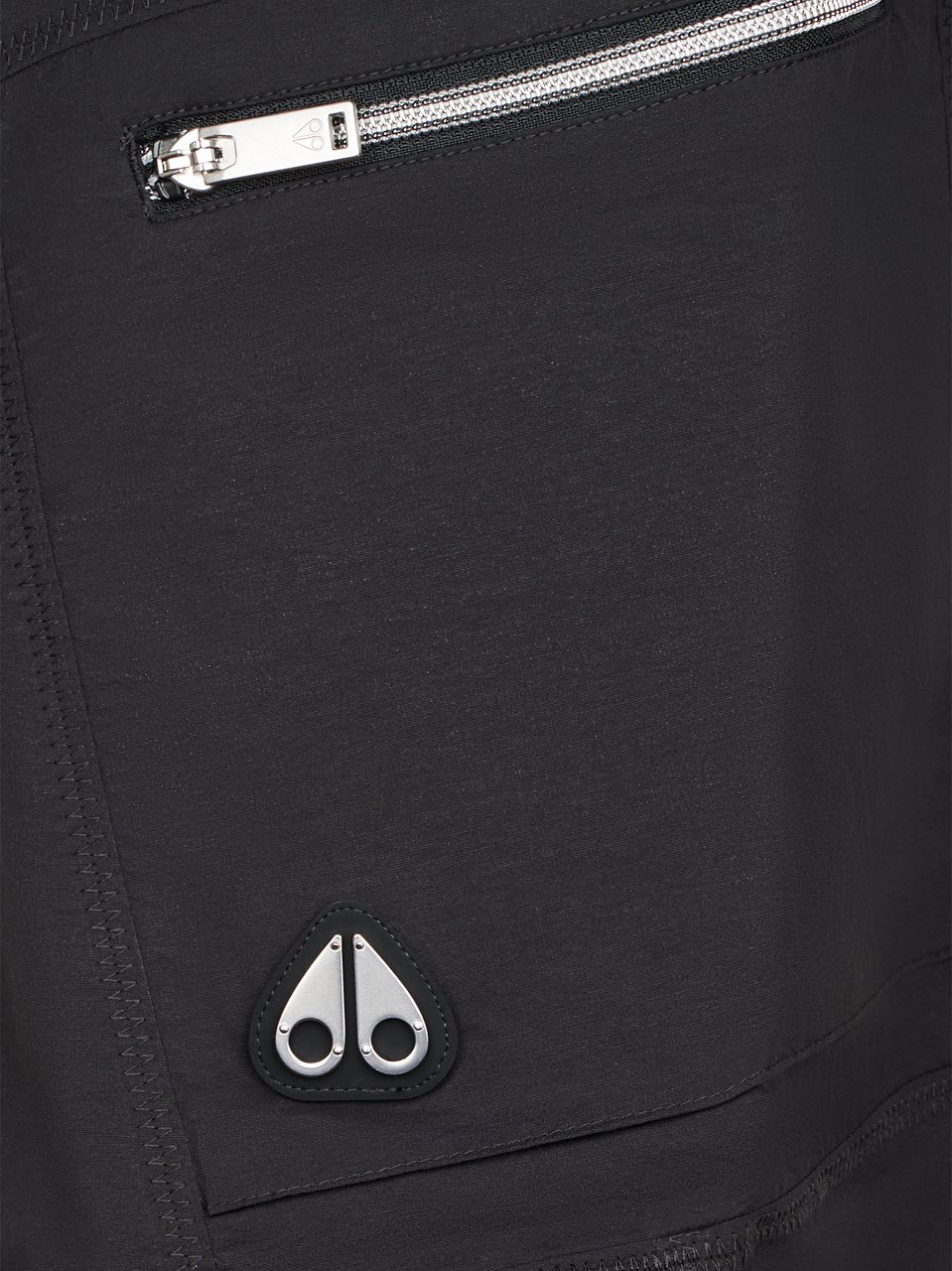 Moose Knuckles Relaxed Fit Black Cargo Shorts with Zippered Pockets Zwart