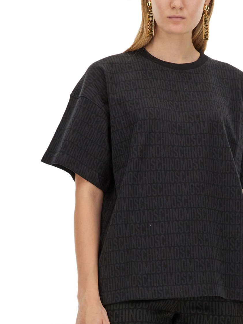 Moschino Oversized Logo Print T-Shirt Zwart