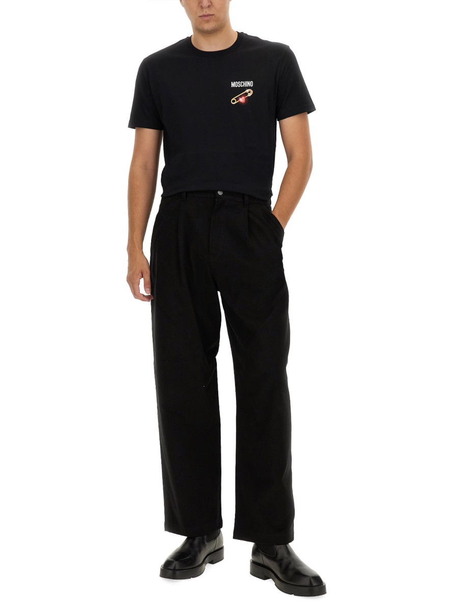 Moschino T-SHIRT WITH LOGO PATCH Zwart