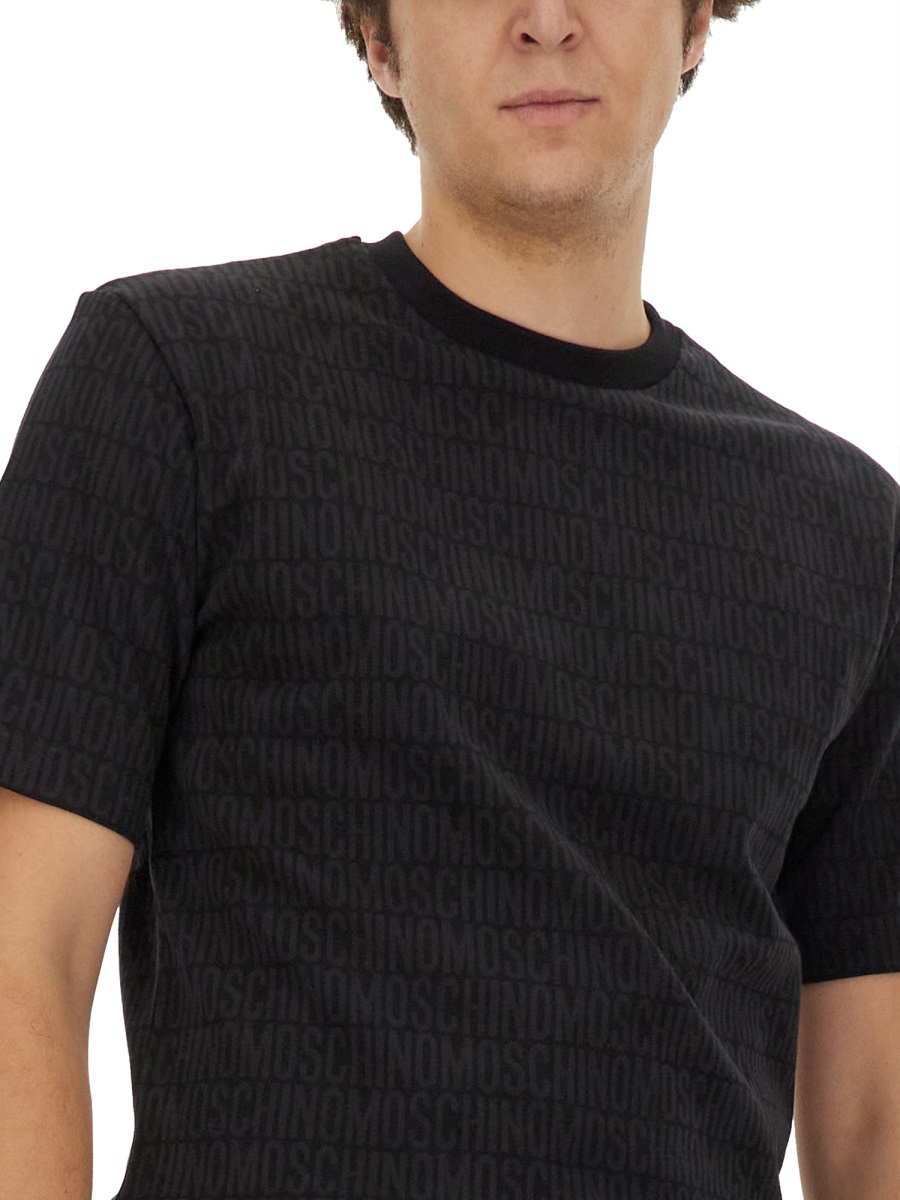Moschino T-SHIRT WITH ALL OVER LOGO Zwart