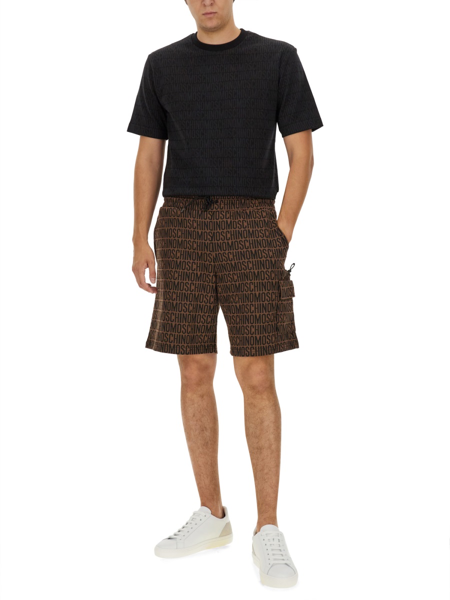 Moschino T-SHIRT WITH ALL OVER LOGO Zwart