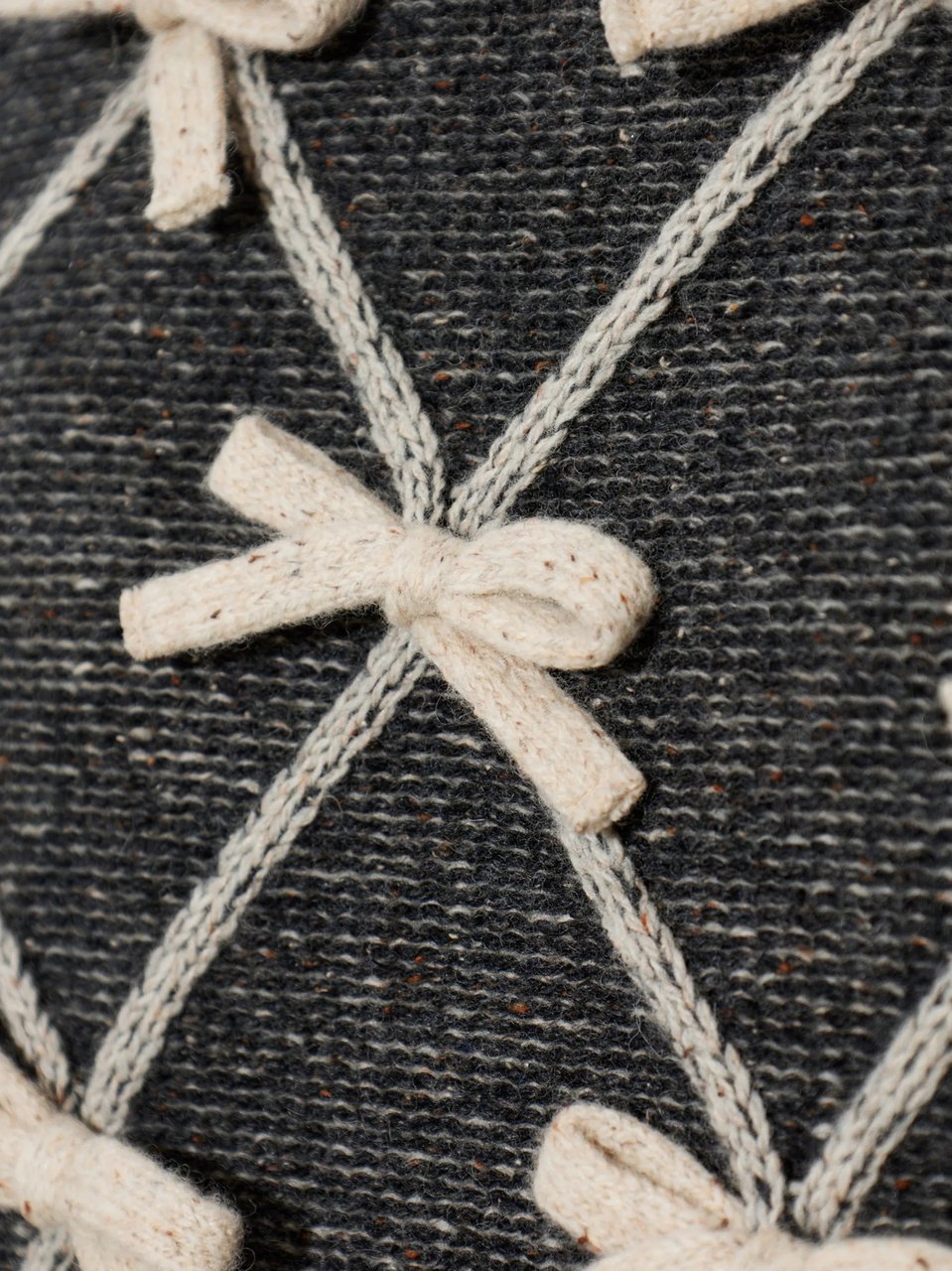 Moschino Textured Knit Sweater with Cream Bow Design Grijs