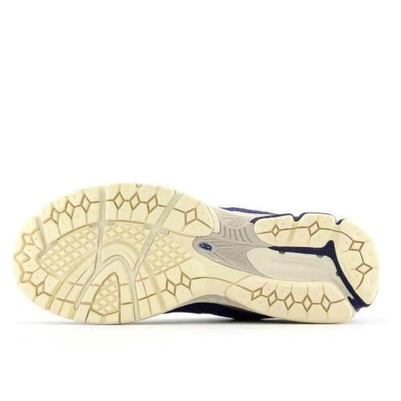 New Balance New Balance 2002R Navy Cream Blauw