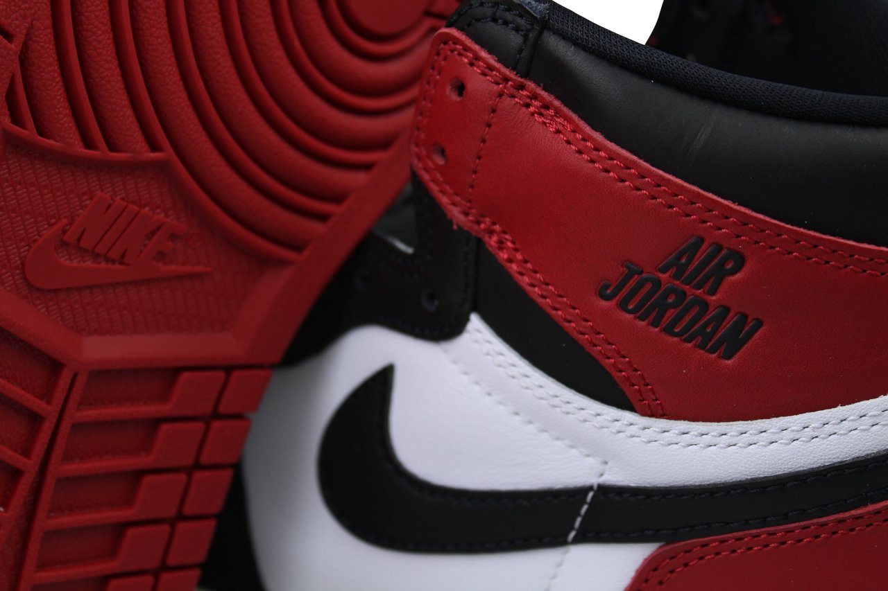 Nike Air Jordan 1 Retro High OG 'Black Toe Reimagined' Zwart
