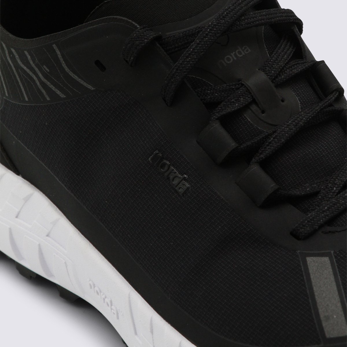 Norda Textured Black Sneakers with Contrasting White Sole Zwart