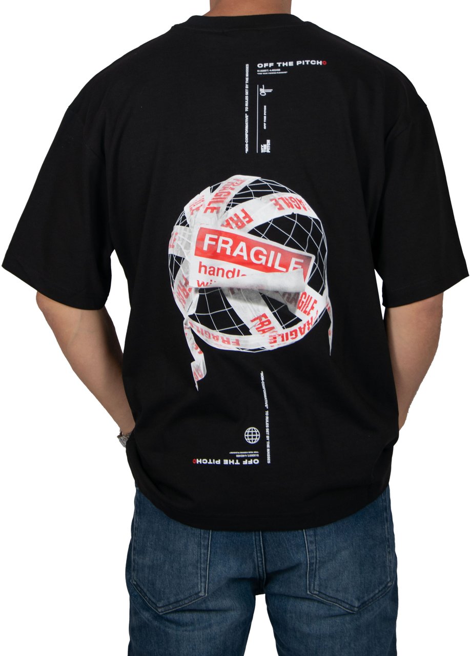 OFF THE PITCH OFF THE PITCH Fragile World Loose Fit Tee Zwart