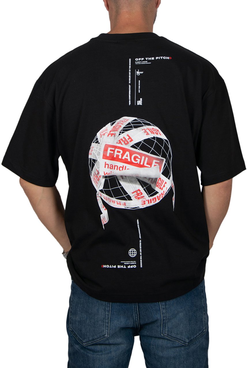 OFF THE PITCH Fragile World Loose Fit Tee Zwart
