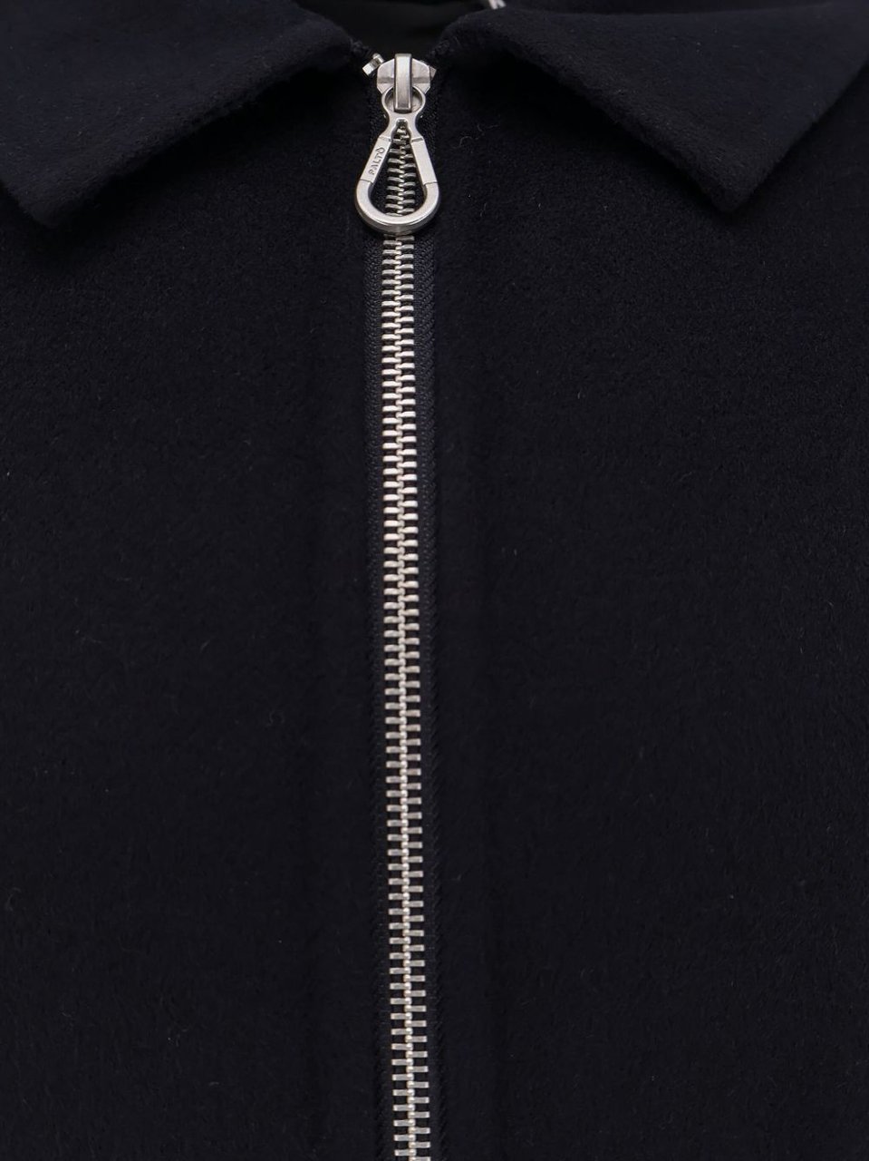 Palto Cropped Black Zip-Up Jacket With Structured Collar And Rounded Pockets Zwart