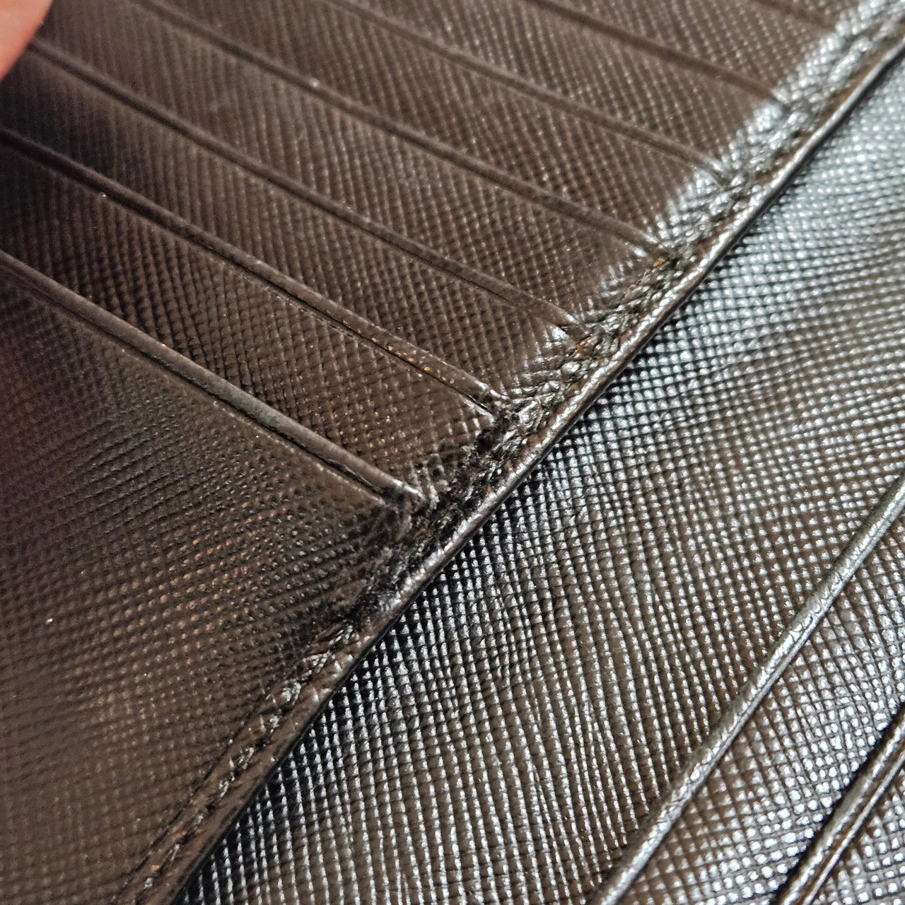 Prada Saffiano Leather Triangel Continental Wallet Zwart