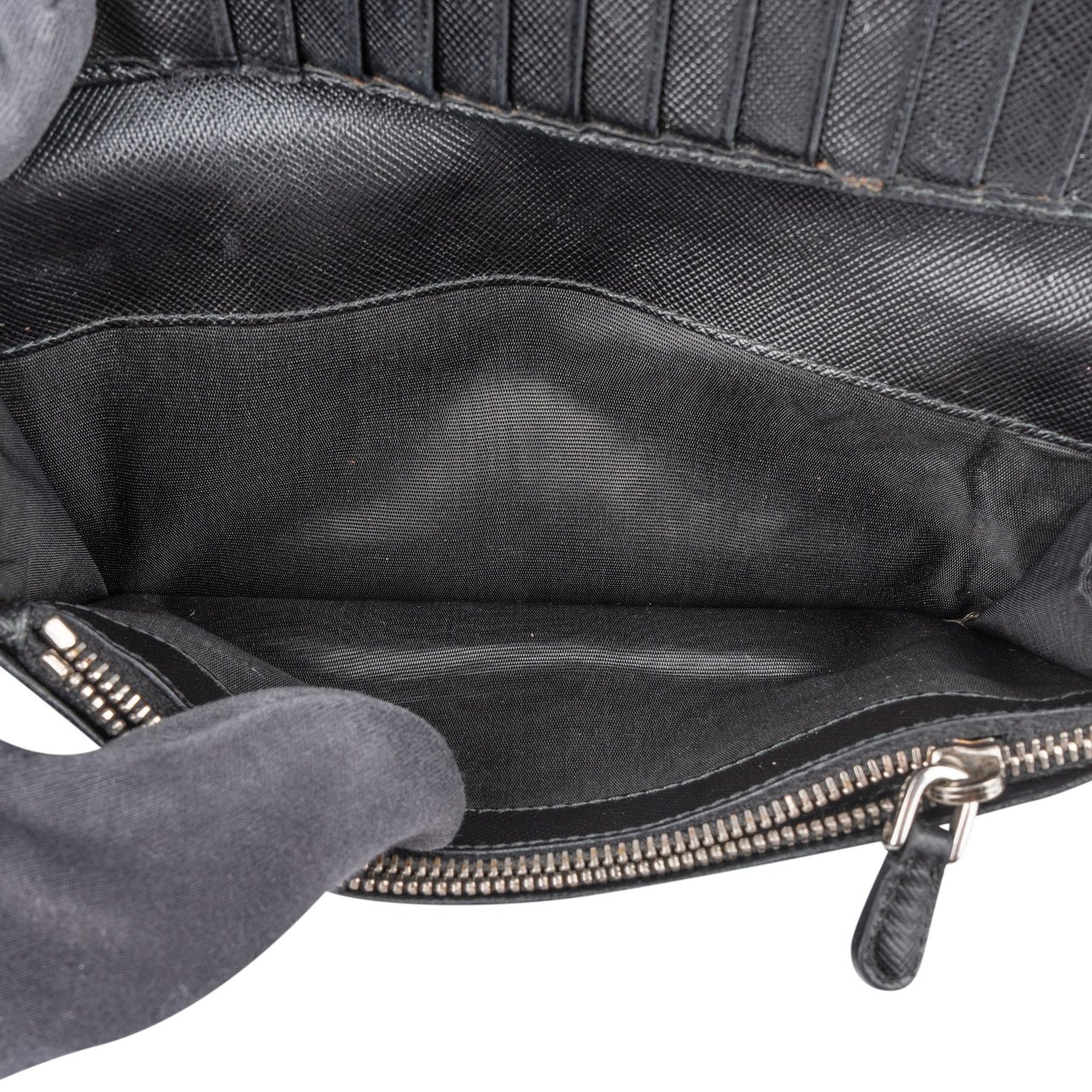 Prada Saffiano Leather Triangel Continental Wallet Zwart