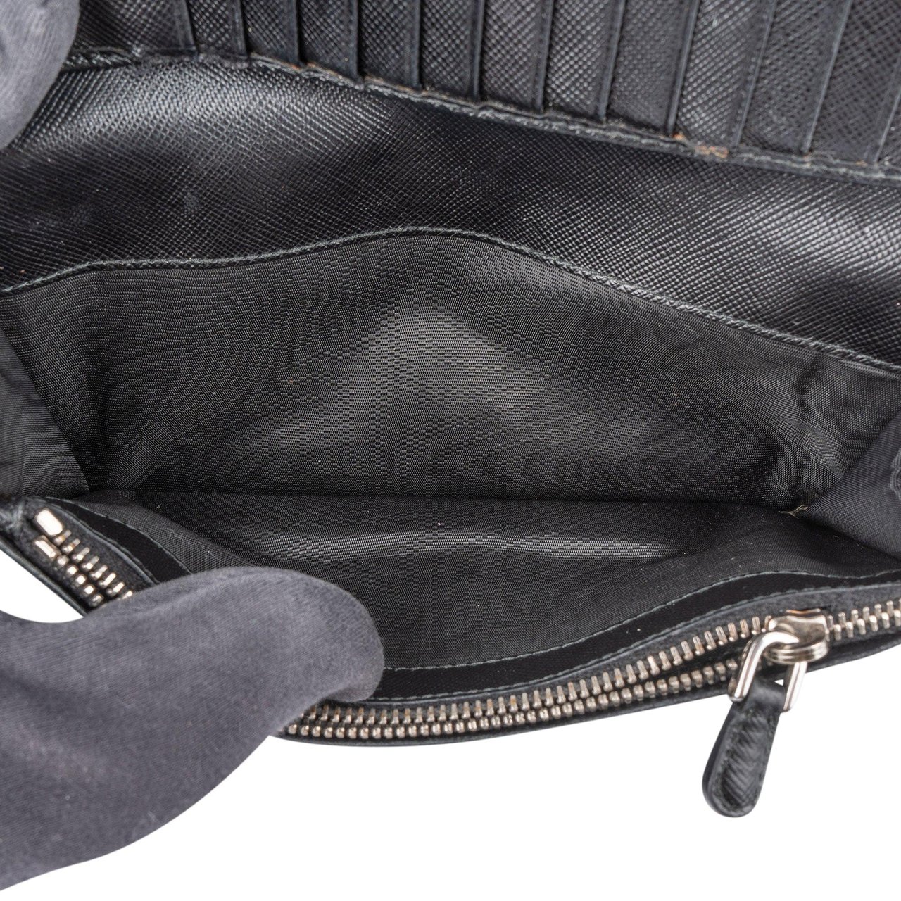 Prada Prada Saffiano Leather Triangel Continental Wallet Zwart