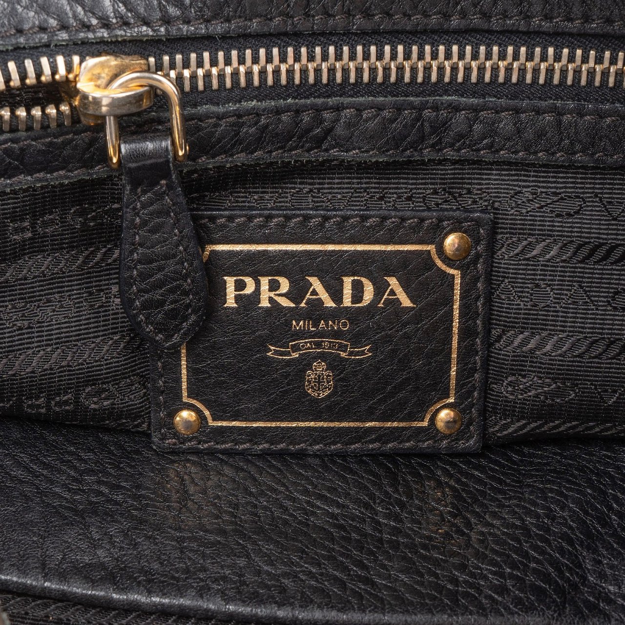 Prada Prada Vitello Daino Leather Shoulder Bag Zwart