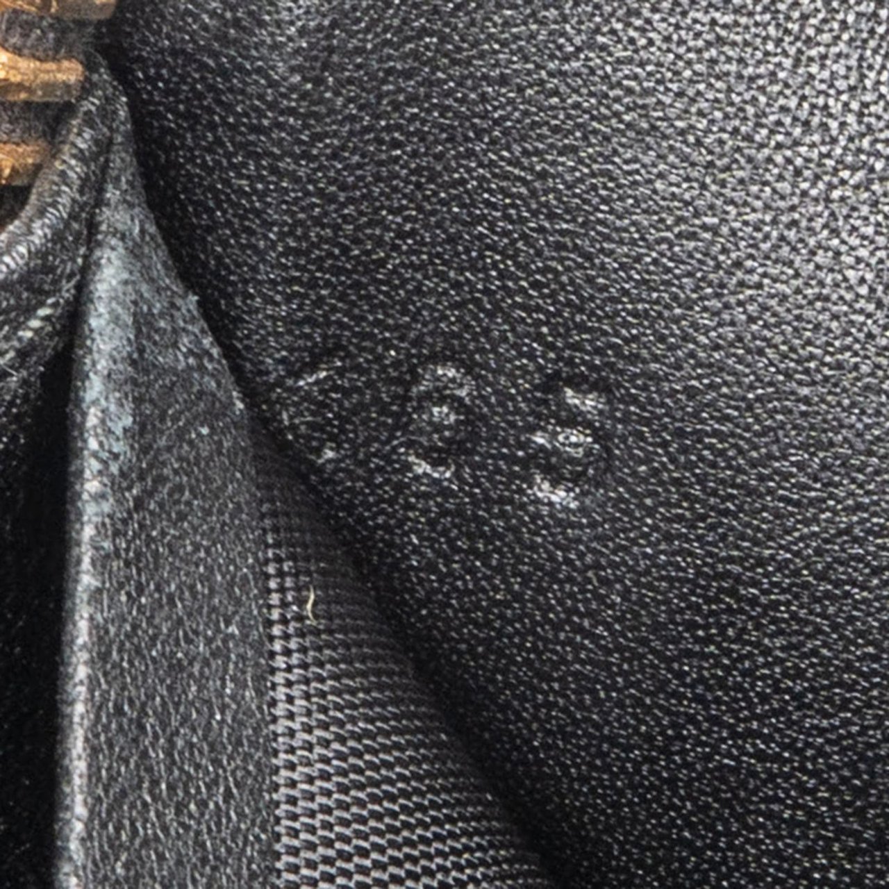 Prada Saffiano Leather Zip Around Wallet Zwart