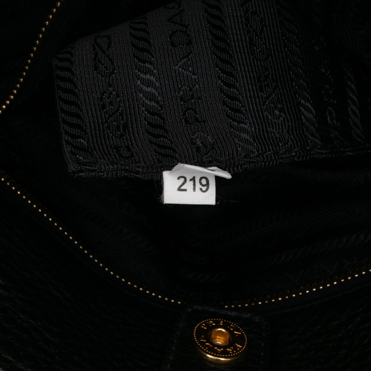 Prada Vitello Daino Open Convertible Tote Zwart